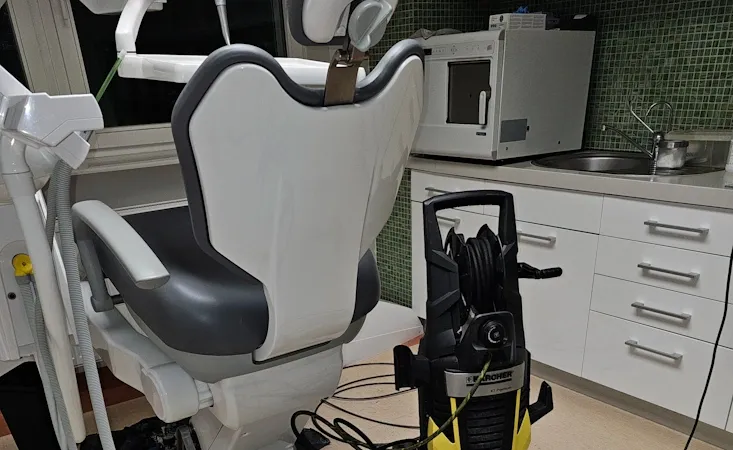 Czyszczenie kanalizacji w gabinecie dentystycznym — myjka ciśnieniowa Kärcher przy łóżku dentystycznym