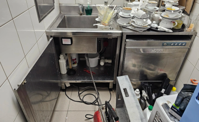 Przepychanie rur w kuchni restauracji w Warszawie elektryczną sprężyną — zlew gastronomiczny