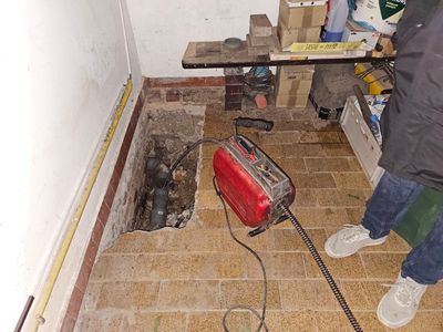 Sprężyna elektryczna do udrażniania rur przy wykopanym fragmencie kanalizacji – interwencja przy nawracającym zatorze