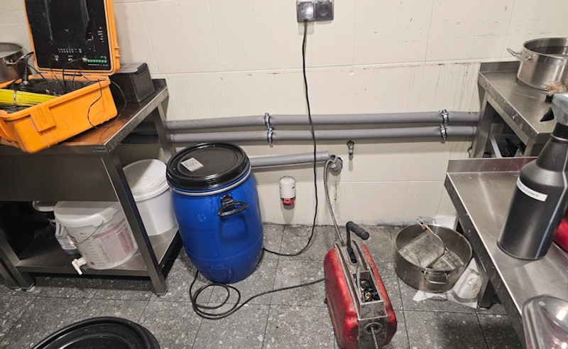 Zatkana kanalizacja – woda stoi w zlewie, hydraulik udrażnia rury