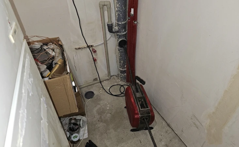 Elektryczna sprężyna przy pionie kanalizacyjnym 110 mm podczas przepychania rury do szamba