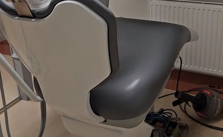 Przepychanie rur instalacji kanalizacyjnej — łóżko dentystyczne w gabinecie, spirala elektryczna w tle