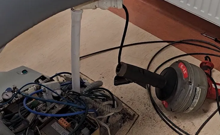 Udrażnianie instalacji kanalizacyjnej w gabinecie dentystycznym — elektryczna spirala Ridgid K-45 przy rurze