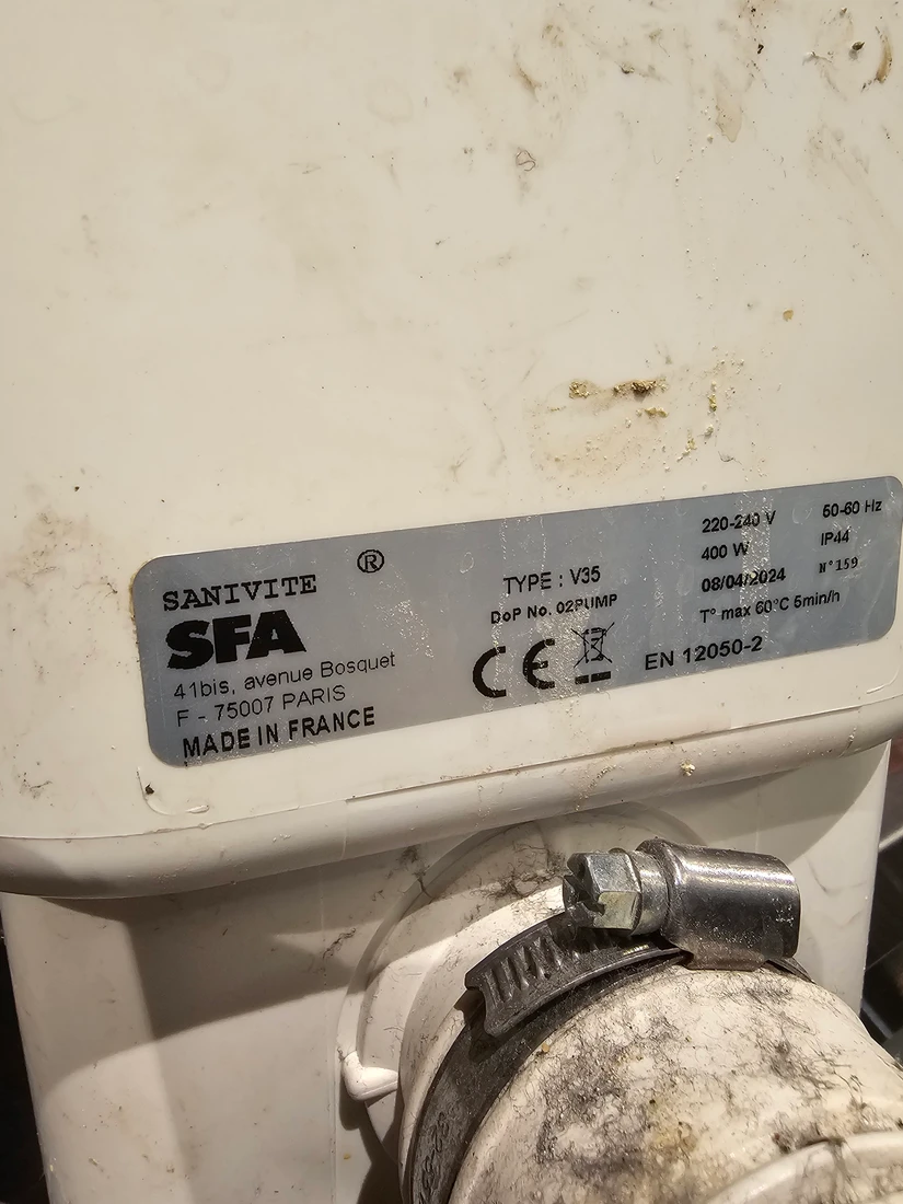 Stara pompa do ścieków SFA Sanivite zdemontowana po awarii — restauracja na Targówku