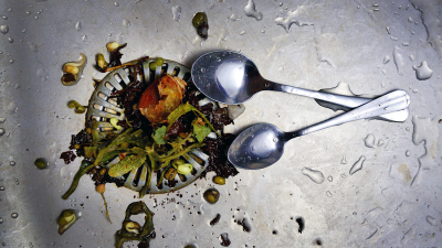 Hydraulik sprawdza zatkany zlew w kuchni