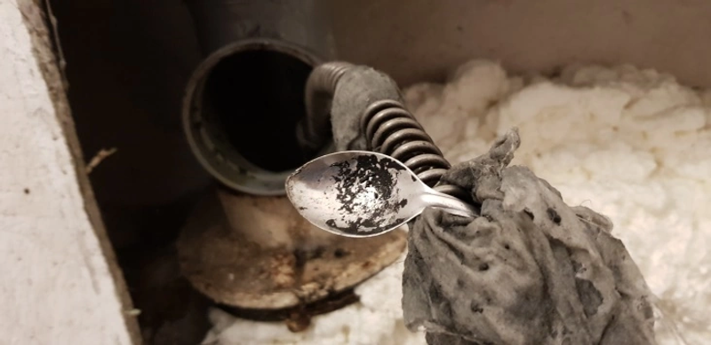 Udrażnianie pionu kanalizacyjnego sprężyną elektryczną