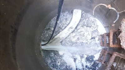 Samochód WUKO podczas czyszczenia ciśnieniowego rur kanalizacyjnych