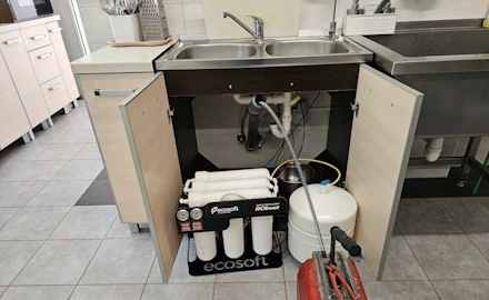 Przepychanie zlewu kuchennego sprężyną elektryczną