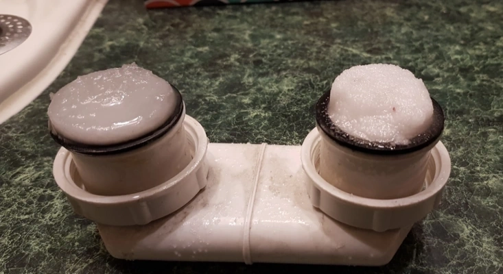 Zniszczone rury przez chemię