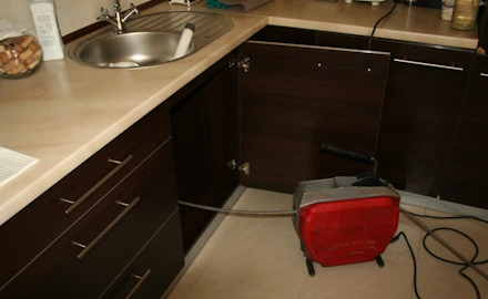 Mechaniczne przepychanie rur spiralą elektryczną na Białołęce