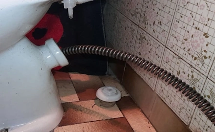 Udrażnianie rury od szamba przez toaletę