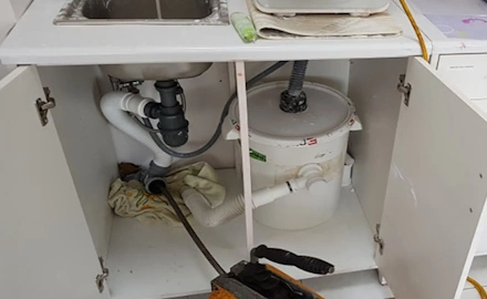 Udrażnianie rur od zlewu